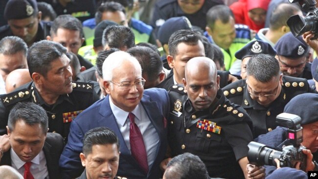 马来西亚前总理纳吉布（中）抵达吉隆坡一家法院 （2018年7月4日）