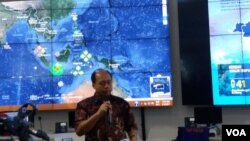 Kepala Pusat Data dan Informasi serta Hubungan Masyarakat BNPB, Sutopo Purwo Nugroho dalam jumpa pers di kantornya, Selasa (5/12). (Foto: VOA/Fathiyah)