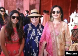 Mantan Menteri Luar Negeri AS Hillary Clinton berpose dengan calon pengantin Isha Ambani (kiri), putri dari Mukesh Ambani, Kepala Reliance Industries, dan istrinya Nita Ambani di Swadesh Bazaar, pameran karya seni tradisional India di Udaipur, 9 Desember 2018.