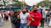 Familiares de reclusos lloran mientras esperan noticias sobre sus seres queridos luego de que 58 reclusos murieran en un motín en la cárcel Guayas 1 en Guayaquil, Ecuador, el 13 de noviembre de 2021.