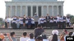 미국 워싱턴 링컨기념관에서 열린 '광복 70주년 통일 염원 대축제'에서 한국 대중가수 양파와 나윤권이 김형석 씨가 지휘하는 연합합창단과 함께 ‘원드림 원코리아’를 부르고 있다.