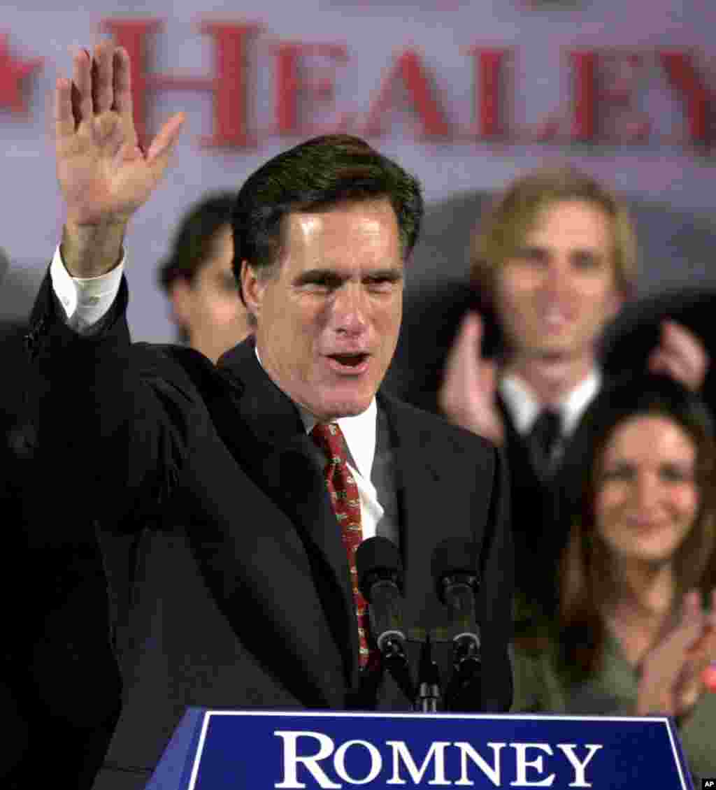 2002年11月5日，麻萨诸塞州共和党籍州长候选人罗姆尼在波士顿发表胜选演说后向支持者和媒体挥手致意。