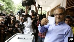 East Timor's President Jose Ramos-Horta shows his ballot before casting it during the presidential election in Metiaut, Dili March 17, 2012. 