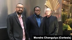 Moreira Chonguica (centro), Hélder Gonzaga (baixista, esquerda) e Kevin Gibson (baterista, direita), em Nova Iorque,19 de Setembro, 2017.