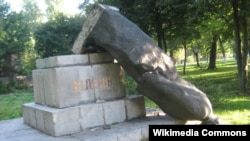Một bức tượng Lê nin bị giật đổ ở Ukraine