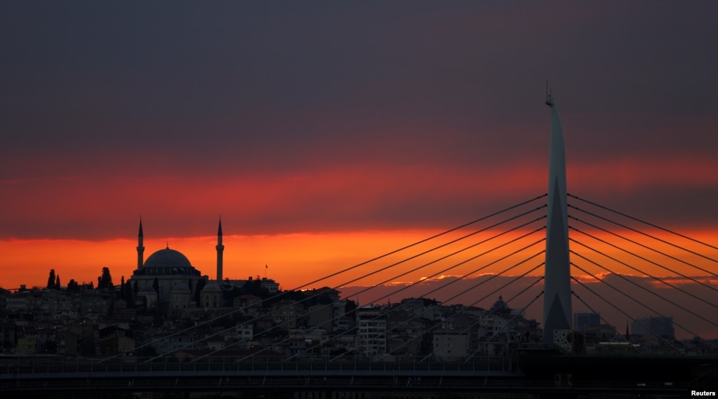 土耳其城市伊斯坦布爾的天然峽灣金角灣（Golden Horn）沐浴在落日的金輝中（2017年7月28日）。