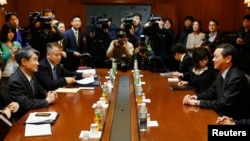 한국의 조태영 외교부 1차관(왼쪽)과 일본의 사이키 아키타카 외무성 사무차관(오른쪽)이 12일 서울 외교부 청사에서 회담했다.