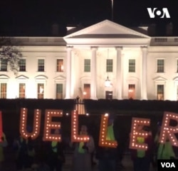 Los manifestantes protestan frente a la Casa Blanca contra los esfuerzos por socavar la investigación de Mueller.