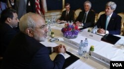 2014年7月13日維也納：伊朗外交部長穆罕默德•賈瓦德•扎里夫（左）會見美國國務卿約翰•克里（右）