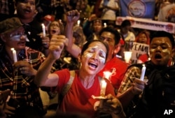 Para pendukung Gubernur Jakarta Basuki “Ahok” Tjahaja Purnama menyalakan lilin dan meneriakkan slogan dalam unjuk rasa di depan Lapas Cipinang tempat dia ditahan setelah dijatuhi hukuman dua tahun dalam kasus penodaan agama, Jakarta 9 Mei 2017.