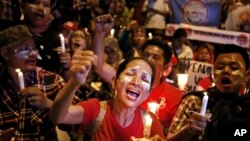 Supporters of Jakarta Governor Basuki "Ahok" Tjahaja Purnama light candles during a rally outside Cipinang Prison where he is being held after a court sentenced him to two years in prison, in Jakarta, Indonesia, Tuesday, May 9, 2017. Judges handed down the verdict for the minority Christian governor on Tuesday for comments on Islam. (AP Photo/Dita Alangkara)