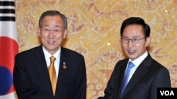 Sekjen PBB, Bank Ki Moon berjabat tangan dengan Presiden Lee Myung-bak di Seoul. Sebelum KTT G-20 hari Kamis, Ban Ki Moon meminta peminpin G-20 untuk mengingat kaum miskin dunia saat perundingan.