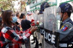 မန္တလေးမြို့က စစ်အာဏာသိမ်းမှုဆန့်ကျင်သူအမျိုးသမီးတဦး အဓိကရုဏ်းနှိမ်နင်းရေးတပ်ဖွဲ့ဝင်ကို နှင်းဆီပန်းပေး။ (၀၅၊ ၀၂၊ ၂၁)