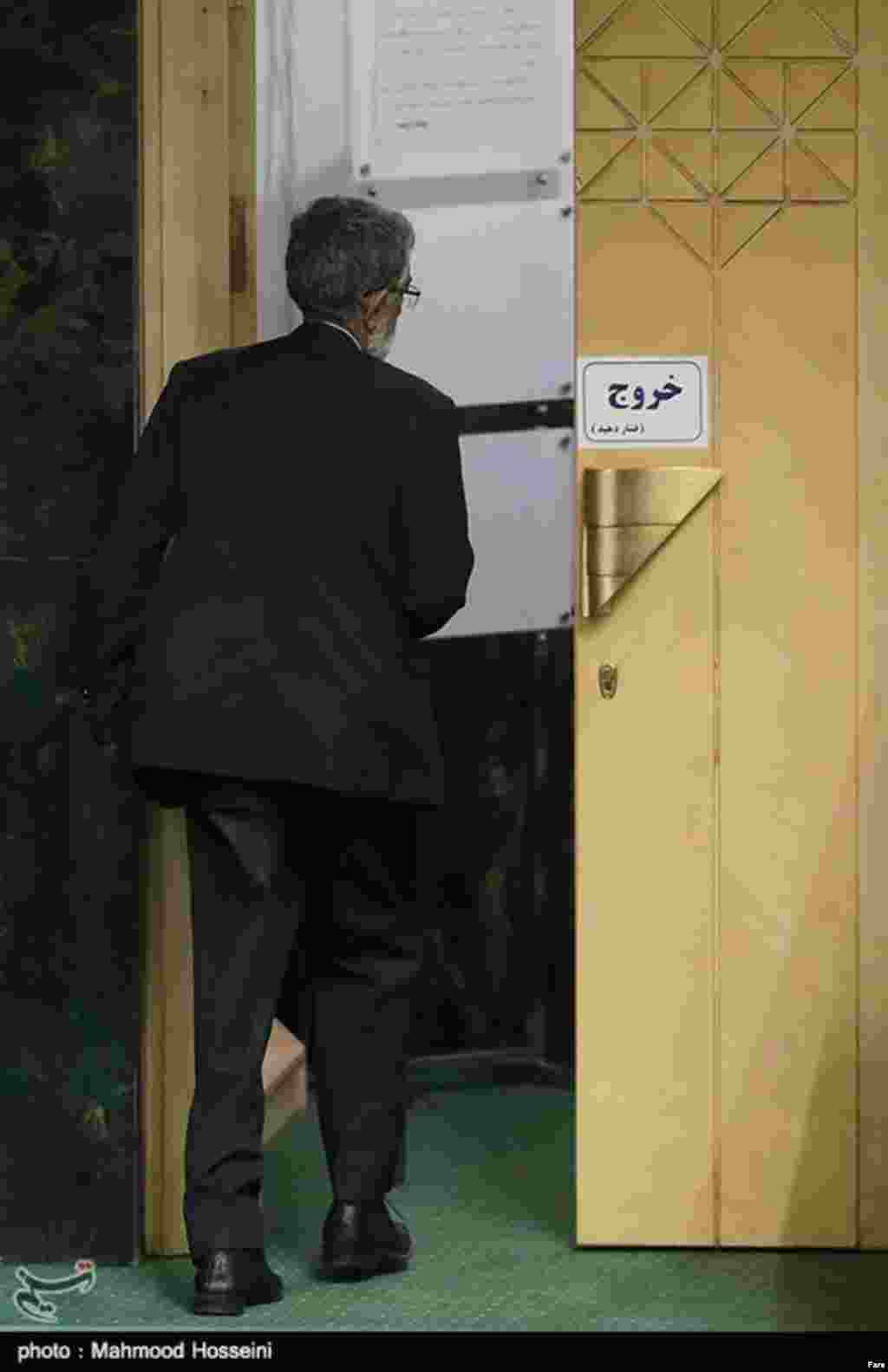 این عکس خبرنگار تسنیم جالب است. چند روز بعد از مشخص شدن اینکه غلامعلی حداد عادل در مجلس بعد جایی ندارد، عکاس، او را قبل از خروج از جلسه علنی، در کنار نشانه "خروج" ثبت کرده است. آقای حدادعادل پدر زن فرزند آیت الله خامنه ای است و در چهار دوره اخیر، نماینده مجلس بود.