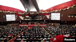 Indonesian members of parliament listen to President Joko Widodo's speech in Jakarta, August 16, 2017. 