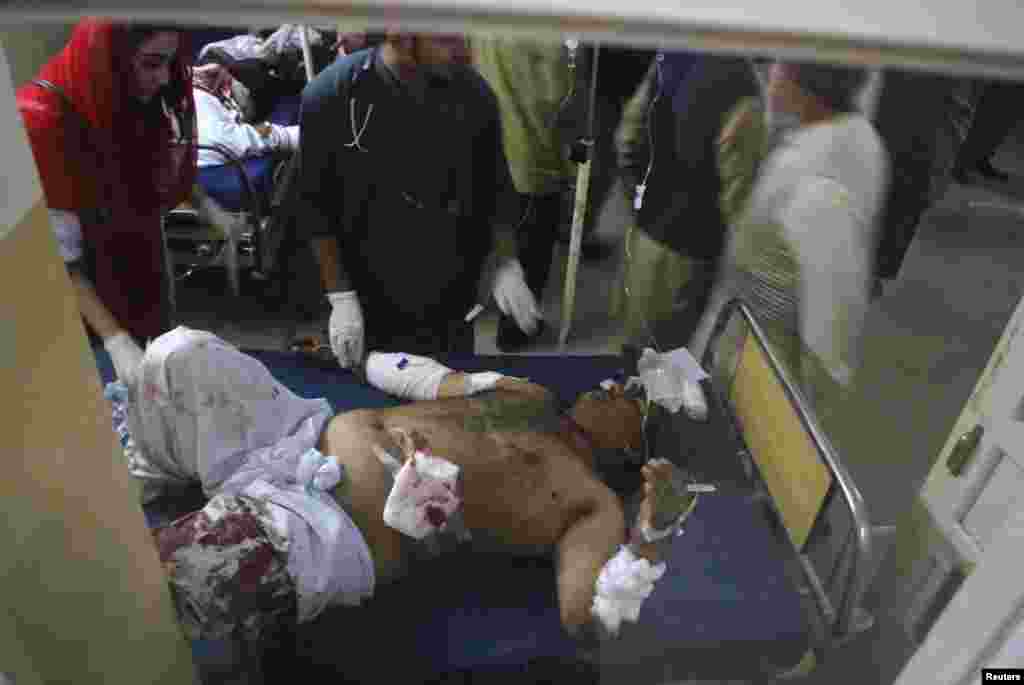 A man wounded in an explosion at a Shi&#39;ite mosque receives treatment at a hospital in Peshawar, Feb. 13, 2015.