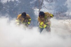 Anggota Pemadam Kebakaran Westminster terus memadamkan api dari Marshall Fire di Louisville, Colorado, AS, 31 Desember 2021. (Foto: REUTERS/Alyson McClaran)