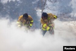 Members of the Westminster Fire Department continue to extinguish flames from the Marshall Fire in Louisville, Colorado, USA, December 31, 2021. (Photo: REUTERS/Alyson McClaran)