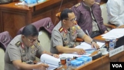 Kapolri Jenderal Tito Karnavian (tengah) dalam rapat dengan pendapat dengan Komisi Hukum DPR, Senin )17/7). [VOA/Fathiyah]