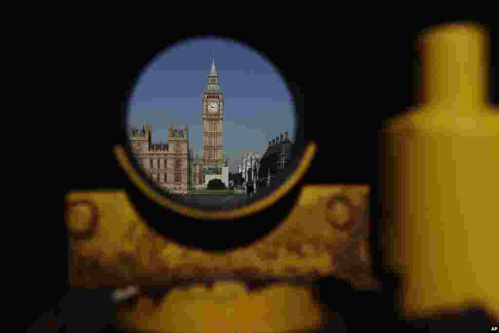 نمایی از ساختمان پارلمان بریتانیا از درون پایه فلزی که بعنوان تلسکوپ برای گردشگران استفاده می شود.