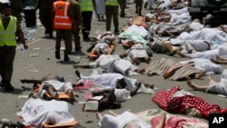 Thi thể của các nạn nhân trong vụ giẫm đạp hỗn loạn bên ngoài thành phố linh thiêng Mecca ngày 24/9/2015.