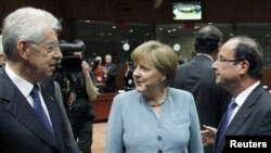 Perdana Menteri Italia Mario Monti, Kanselir Jerman Angela Merkel dan Presiden Perancis Francois Hollande menghadiri pertemuan informal KTT Uni Eropa di Brussels (23/5).