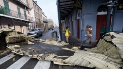 New Orleans'ın ünlü Fransız Mahallesi'nde binaların çatıları uçtu.