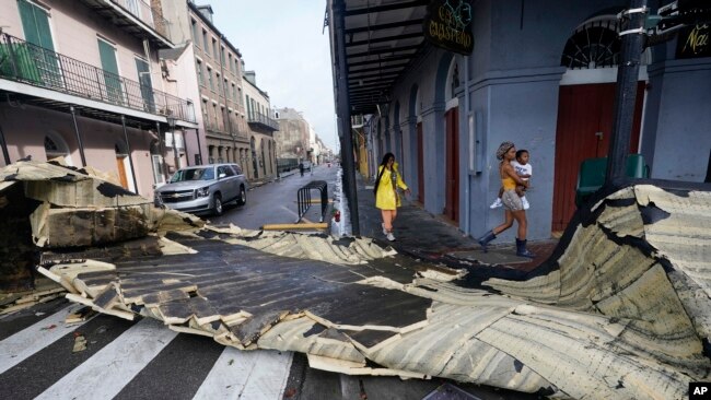 New Orleans'ın ünlü Fransız Mahallesi'nde binaların çatıları uçtu.