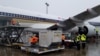 Gelombang pertama dari sekitar 60.000 vaksin virus COVID-19 tiba di Bandara Internasional Auckland, Selandia Baru, 15 Februari 2021. (Foto: Pemerintah Selandia Baru/AFP).