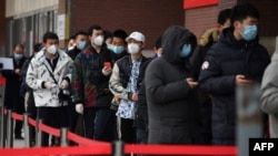 တရုတ္ႏိုင္ငံ Beijing ၿမိဳ႕ရွိ ေဆးရံုတခုရဲ႕ အျပင္ဘက္မွာ ကိုဗစ္ေရာဂါရွိ၊ မရွိစစ္ေဆးဖို႔ တန္းစီေနၾကသူမ်ား။ (ဇန္နဝါရီ ၁၄၊ ၂၀၂၁)