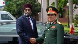 Bộ trưởng Quốc phòng Canada Harjit Singh Sajjan (trái) và Bộ trưởng Quốc phòng Việt Nam Ngô Xuân Lịch tại Hà Nội. (Photo trên trang web của VOV)