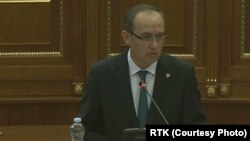 Avdulah Hoti, novi premijer Kosova na sednici Skupštine na kojoj je izabrana nova Vlada Kosova, 3. jun 2020. (Foto: RTK/video greb)