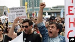 Protesters shout slogans during a protest in Taksim square of Istanbul, June 5 2013.