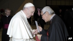 香港退休主教陈日君在梵蒂冈向教宗方济各提交一封信。（梵蒂冈报纸罗马观察报2018年1月10日发布）