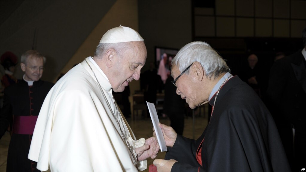 香港退休主教陈日君在梵蒂冈向教宗方济各提交一封信。（梵蒂冈报纸罗马观察报2018年1月10日发布）