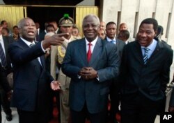 Les présidents béninois, Boni Yayi (à droite), sierra léonais, Ernest Bai Koroma (au centre), et le président Gbagbo à l'issue de leurs entretiens de mardi à Abidjan