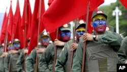 Militares venezolanos participan en un desfile del Día de la Independencia.