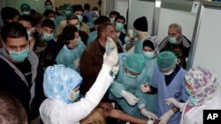 Một nạn nhân, được cho là bị thương trong một vụ tấn công bằng vũ khí hóa học tại làng Khan al-Assal ở Syria, ngày 4/6/2013. 