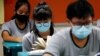 Siswa Sekolah Menengah Yio Chu Kang, mengenakan masker di dalam kelas, saat sekolah dibuka kembali di tengah pandemi COVID-19 di Singapura, 2 Juni 2020. (REUTERS / Edgar Su)