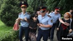 Задержания в Алматы. Photo: Pavel Mikheyev (Reuters)