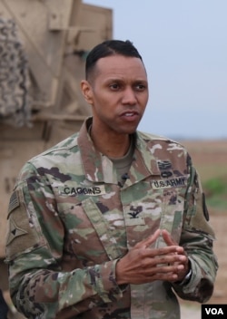 Myles Caggins dema ku berdevkê koalisyona dijî Daişê bû.