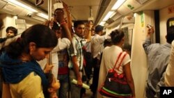 Warga New Delhi kembali dapat menikmati perjalanan dengan Kereta Delhi Metro (1/8). Pabrik-pabrik dan pertokoan di India kembali beroperasi setelah listrik berfungsi normal di India. Pemadaman listrik besar-besaran sempat meresahkan 620 juta warga India. 