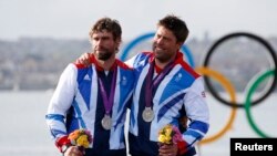 Andrew Simpson, derecha, junto a su compañero cuando recibió la medalla de plata en los juegos olímpicos de Londres en 2012.