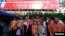Congress delegates prepare to pose for photographs as they arrive to attend the National League for Democracy party's (NLD) congress in Rangoon, March 8, 2013. 