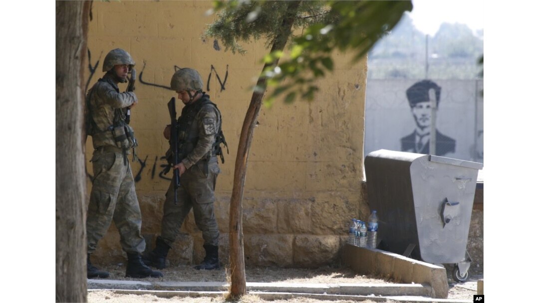 Tentara Turki berjaga di Akcakale, provinsi Sanliurfa, yang berbatasan dengan Suriah, 10 Oktober 2019.