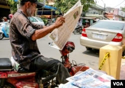 កាសែត​ភ្នំពេញ​ប៉ុស្ត​ ​ចាប់ដំណើរការ​តាំងពី​១៩៩២​ ជា​ប្រភព​ព័ត៌មាន​មួយ​ដែល​ប្រជាជនទូទៅចាត់ទុកថា​ជា​សារព័ត៌មាន​ឯករាជ្យមួយ នៅរាជធានីភ្នំពេញ​ នៅថ្ងៃទី ២៣ ខែ​មីនា​ ឆ្នាំ២០១៨ ។ (ខាន់​ សុគុំមនោ/VOA)