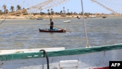 Seorang nelayan mendayung perahunya dekat Pulau Kerkennah, Laut Mediterania di Tunisia (foto: ilustrasi). 