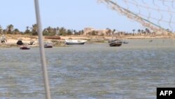 Un patrullero del servicio de Salvamento Marítimo interceptó nueve embarcaciones precarias con inmigrantes que zarparon de la costa africana a lo largo del sábado y el domingo temprano.

