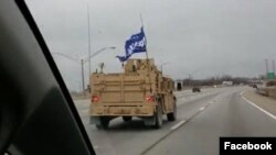 "Medidas correctivas administrativas" fueron tomadas contra un grupo de Operaciones Especiales de la Armada por exhibir una bandera proTrump en un vehículo oficial durante un entrenamiento en Kentucky.