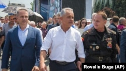 Владимир Плахотнюк (в центре), бывший лидер Демократической партии Молдовы. (Архивное фото)